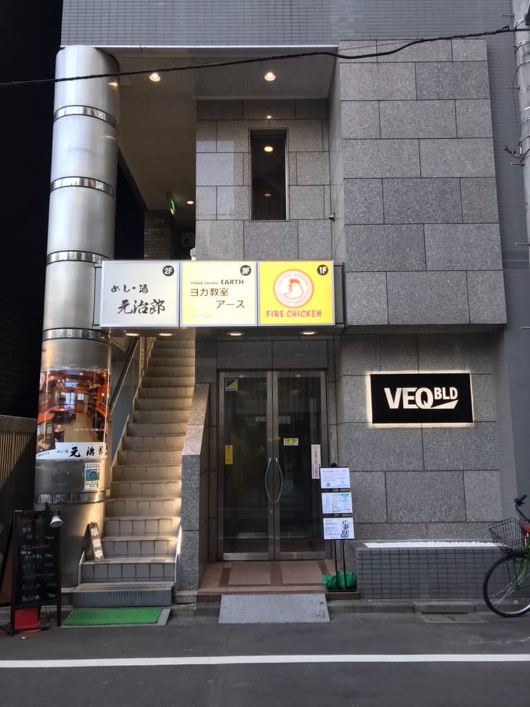 VEQ BLD の入口。中央のガラス扉からお入りいただき、エレベーターで3階へ